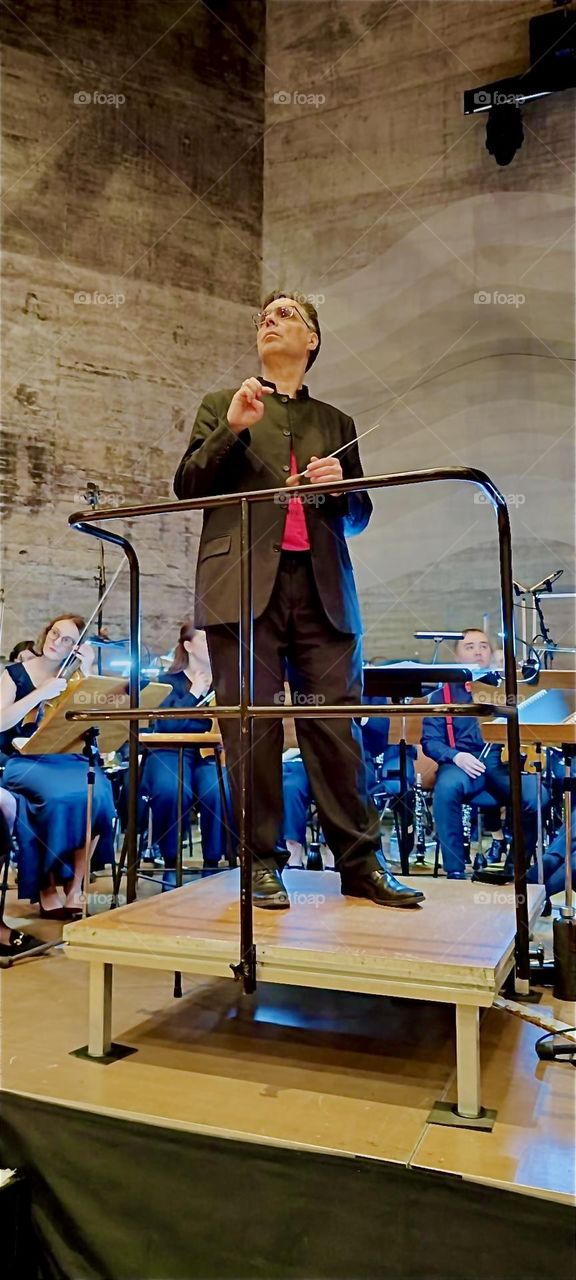 Just like “Cab Calloway” before him in the 1930s he is the “conductor of the night train”. Under his direction the musical “West Side Story” performed in “Regensburg”, Germany at the music academy clearly takes on shape. 2024. Hypnotic Productions