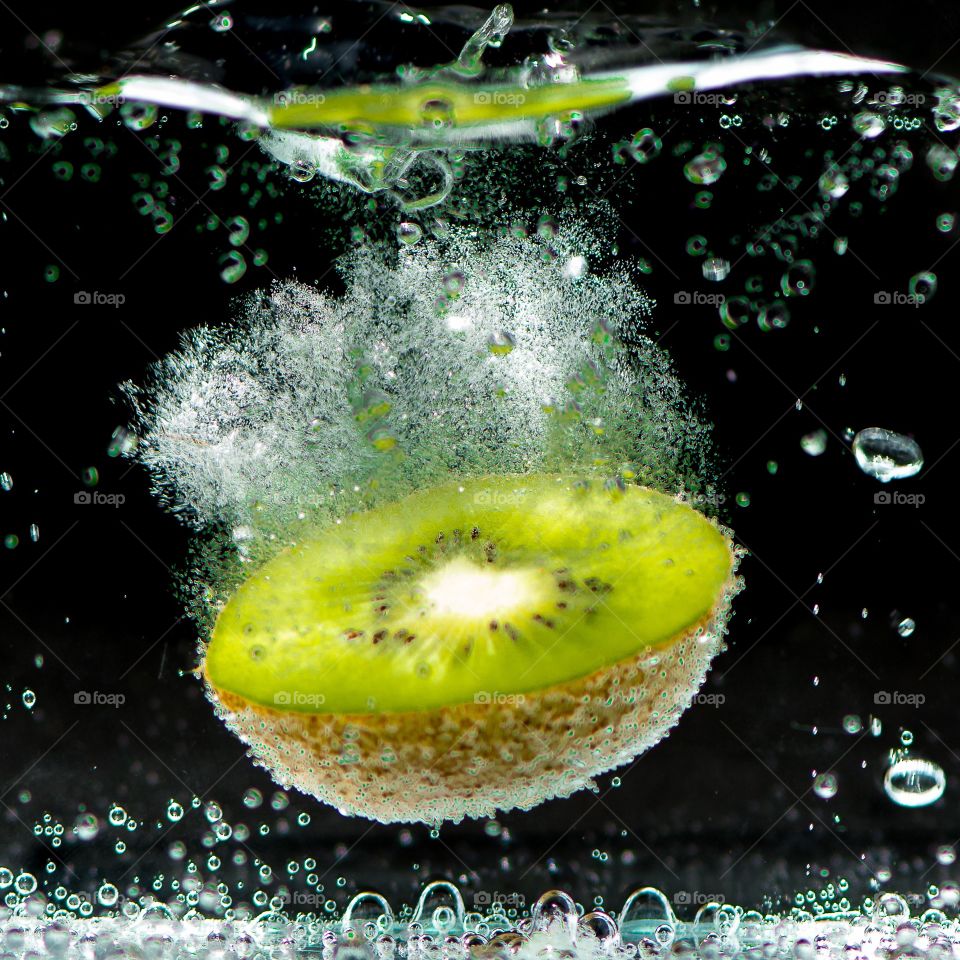 Fizzy water with fruits, kiwi 