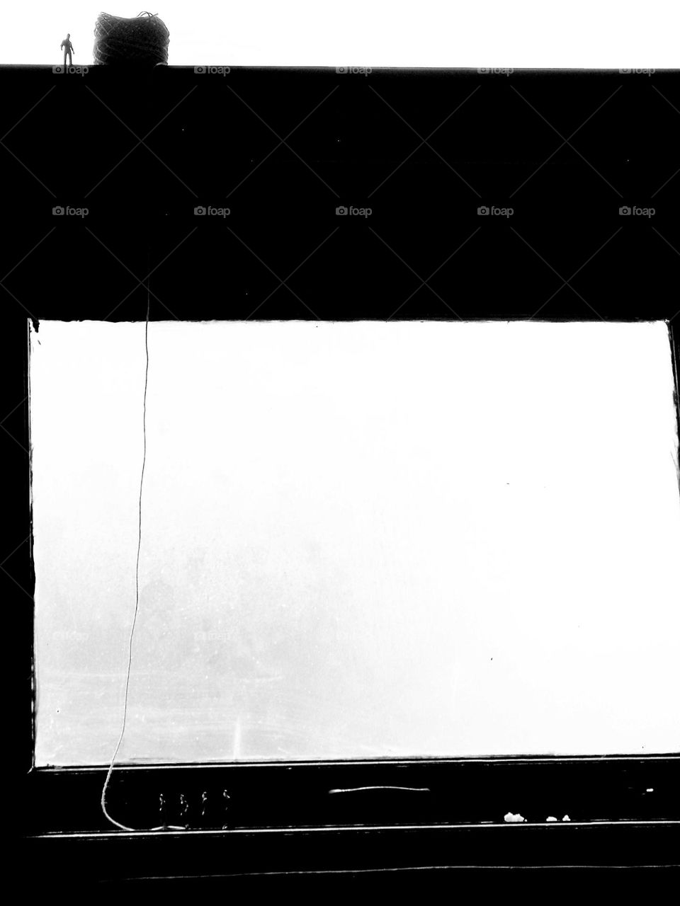 The world is covered, standing around the window