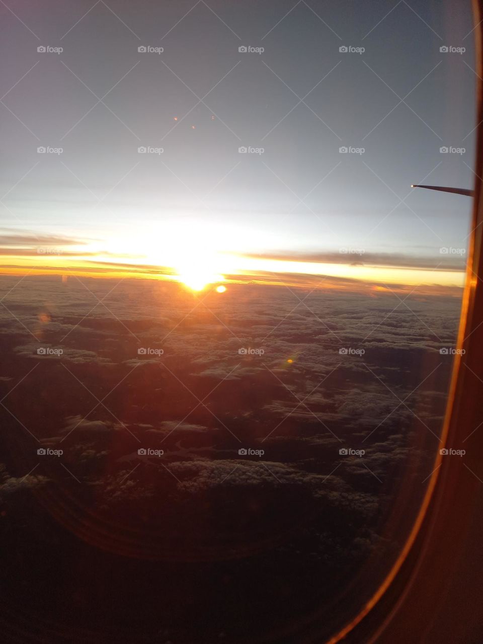 O nascer do Sol: O calor dos raios solares,  quebra o frio da madrugada,  tornando a vida mais confortável  na Terra.