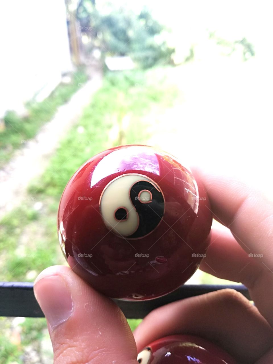 Bola yin y yang, bola de equilibrio antiestrés en su color original reflejando el cielo en ella.