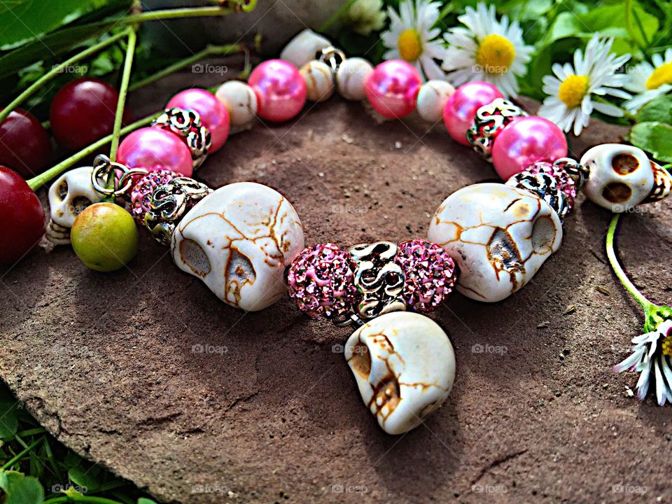 White and pink pearls with skull which details! 
