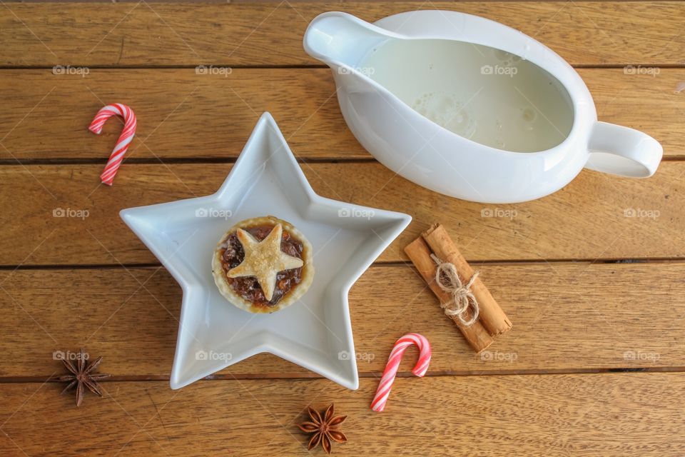 Traditional mince pie and cream