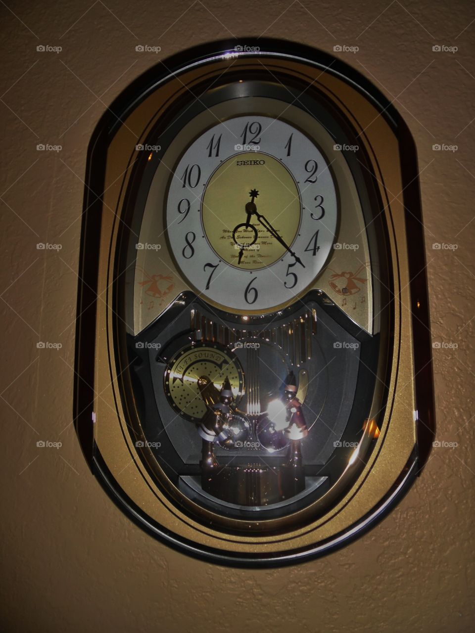 robot clock 🕒. This clock 🕒 chimes every hour on the hour