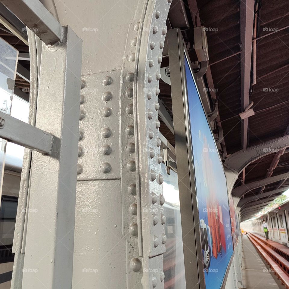 Platform roof pillars