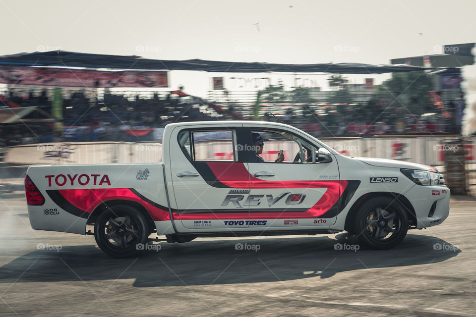 Toyota hilux revo drift show