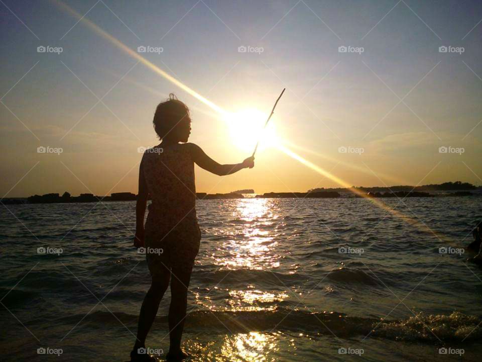 I was standing in the beach and tried to touch the sunset with my twig 😋🍃