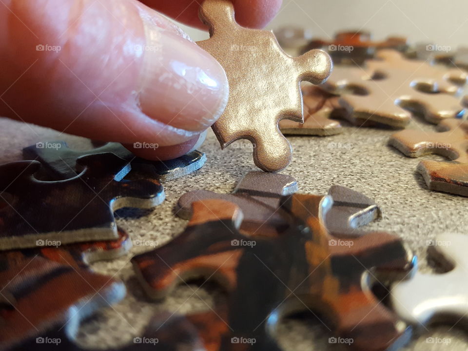 Person holding puzzel piece