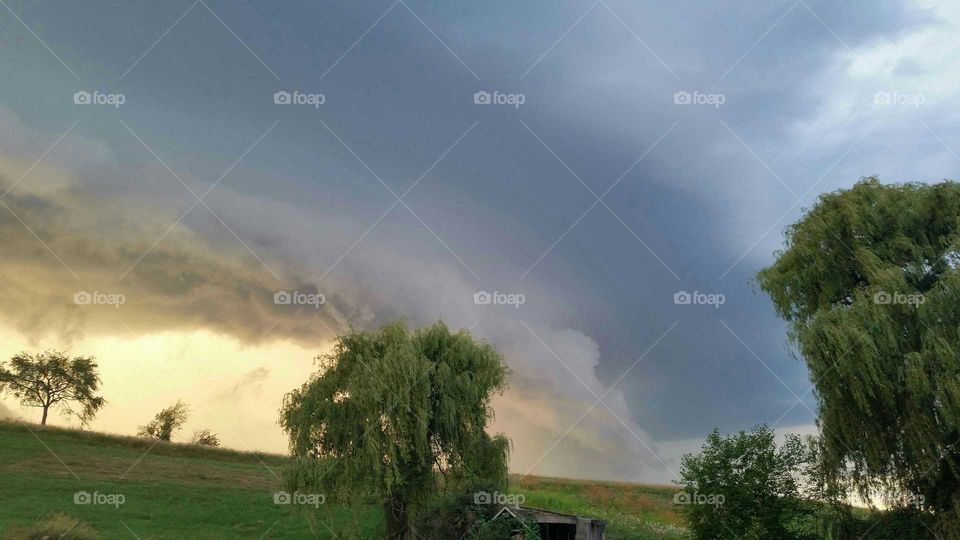 ominous. a summer storm rolling in over the lower 40.