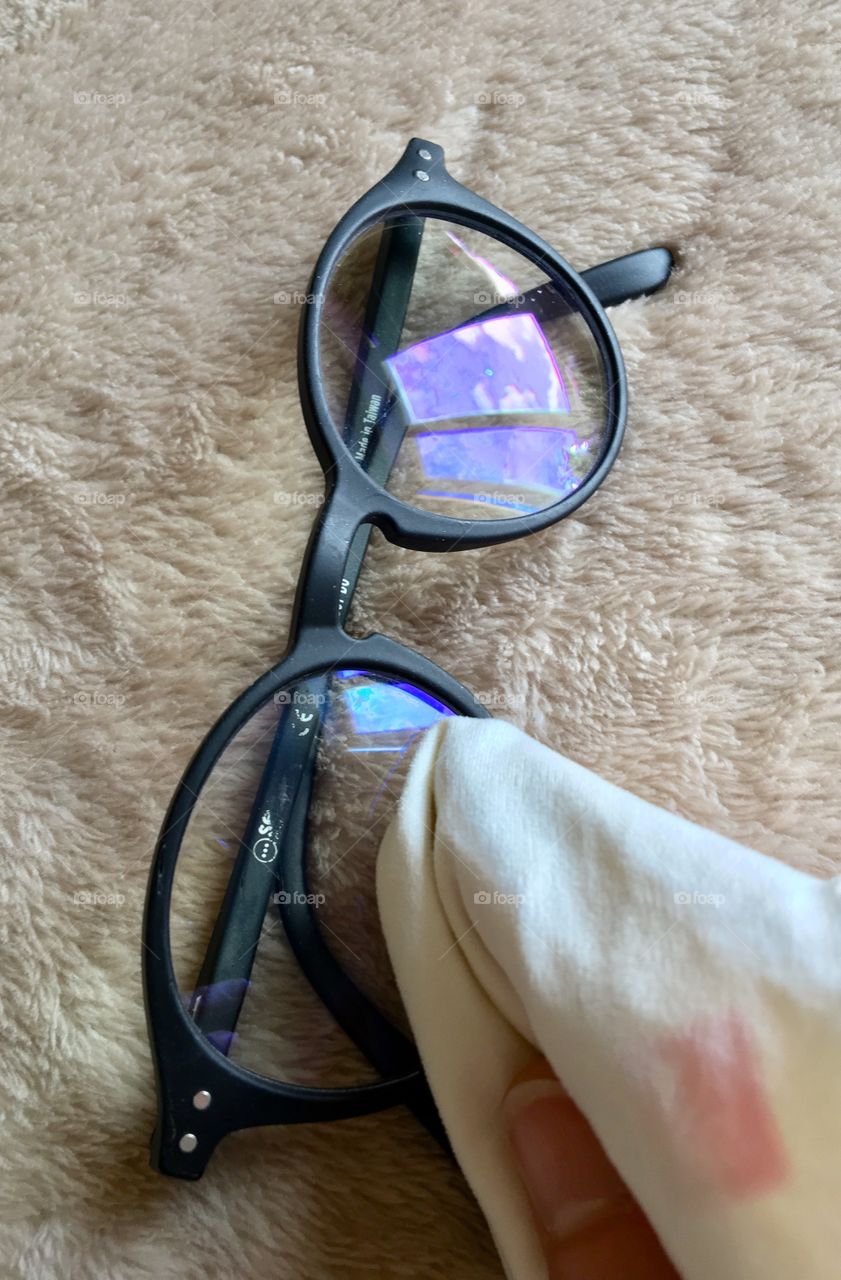 Cleaning glasses for screen