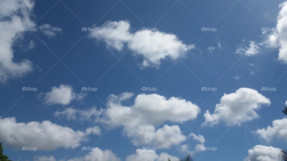 céu azul com nuvens