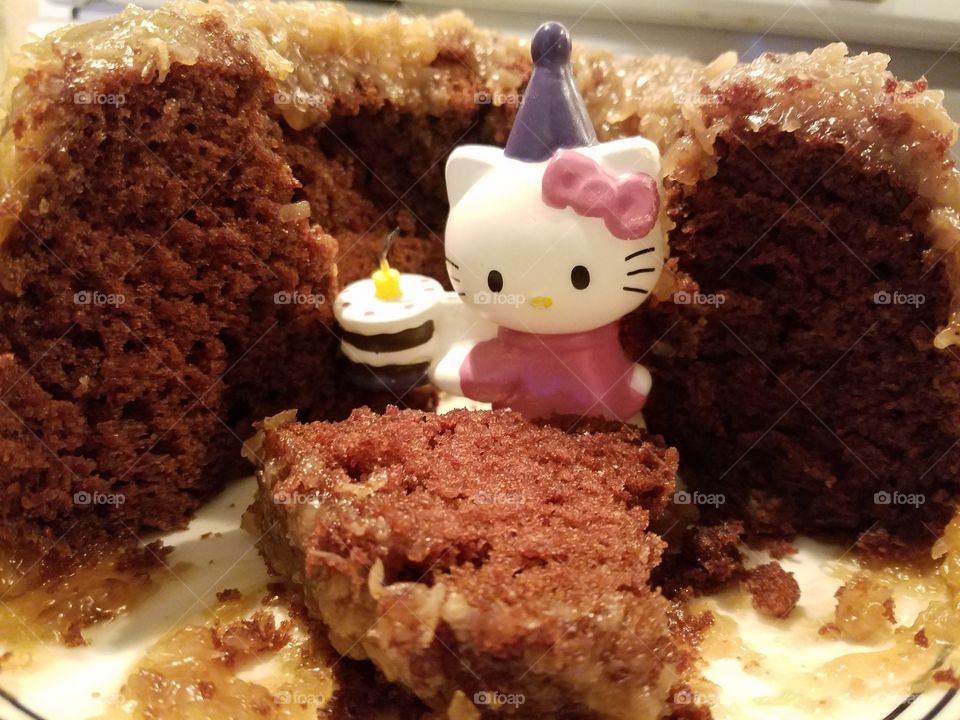 Hello Kitty in bundt cake
