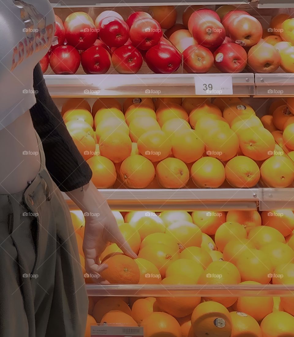 apple and orange on shelve supermarket