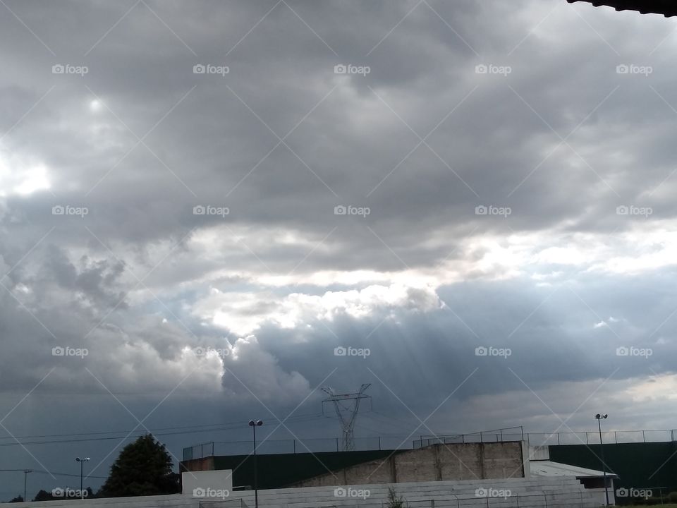 rayos de sol a través de las nubes
