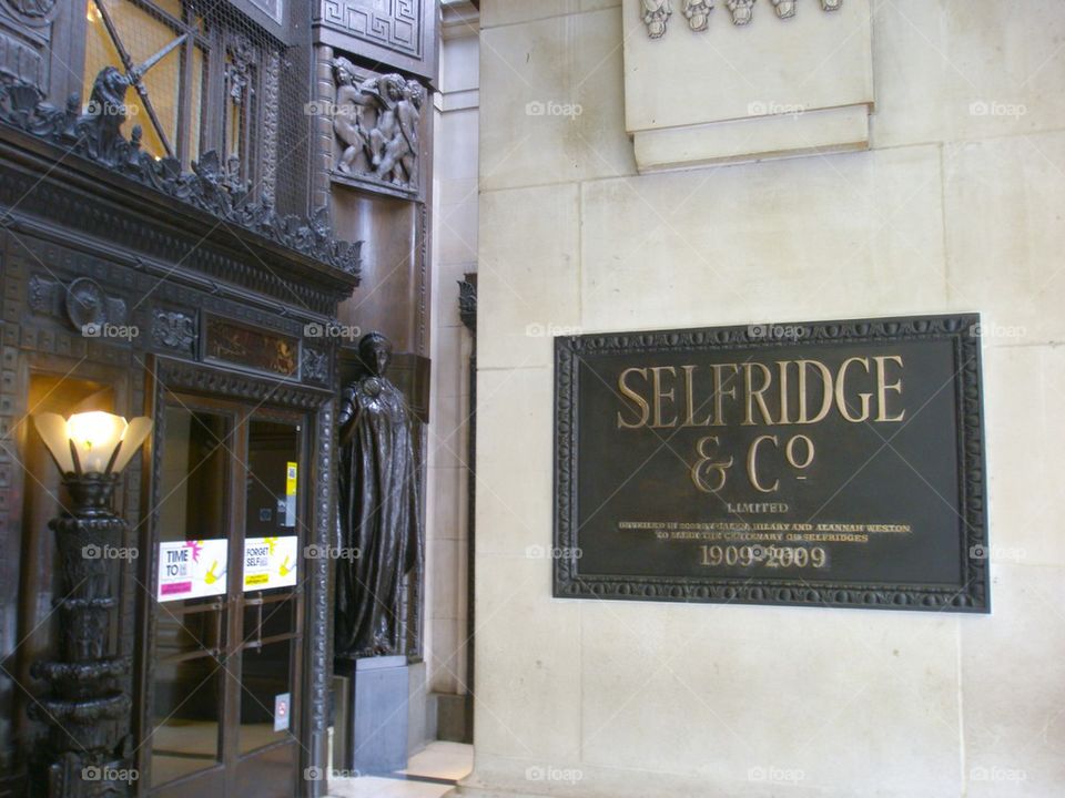 LONDON, ENGLAD AT THE SELFRIDGE STORE