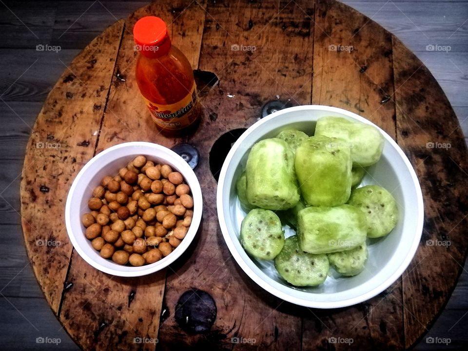 Tuna extraída de la penca del nopal y cacahuates. Cdmx