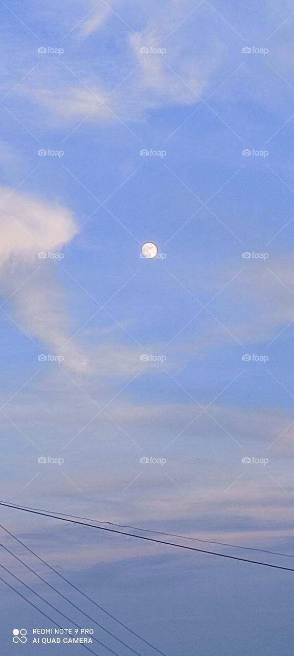 When the sun appears to have two sons, then the moon is seen, that scene looks very beautiful which makes the mind question.