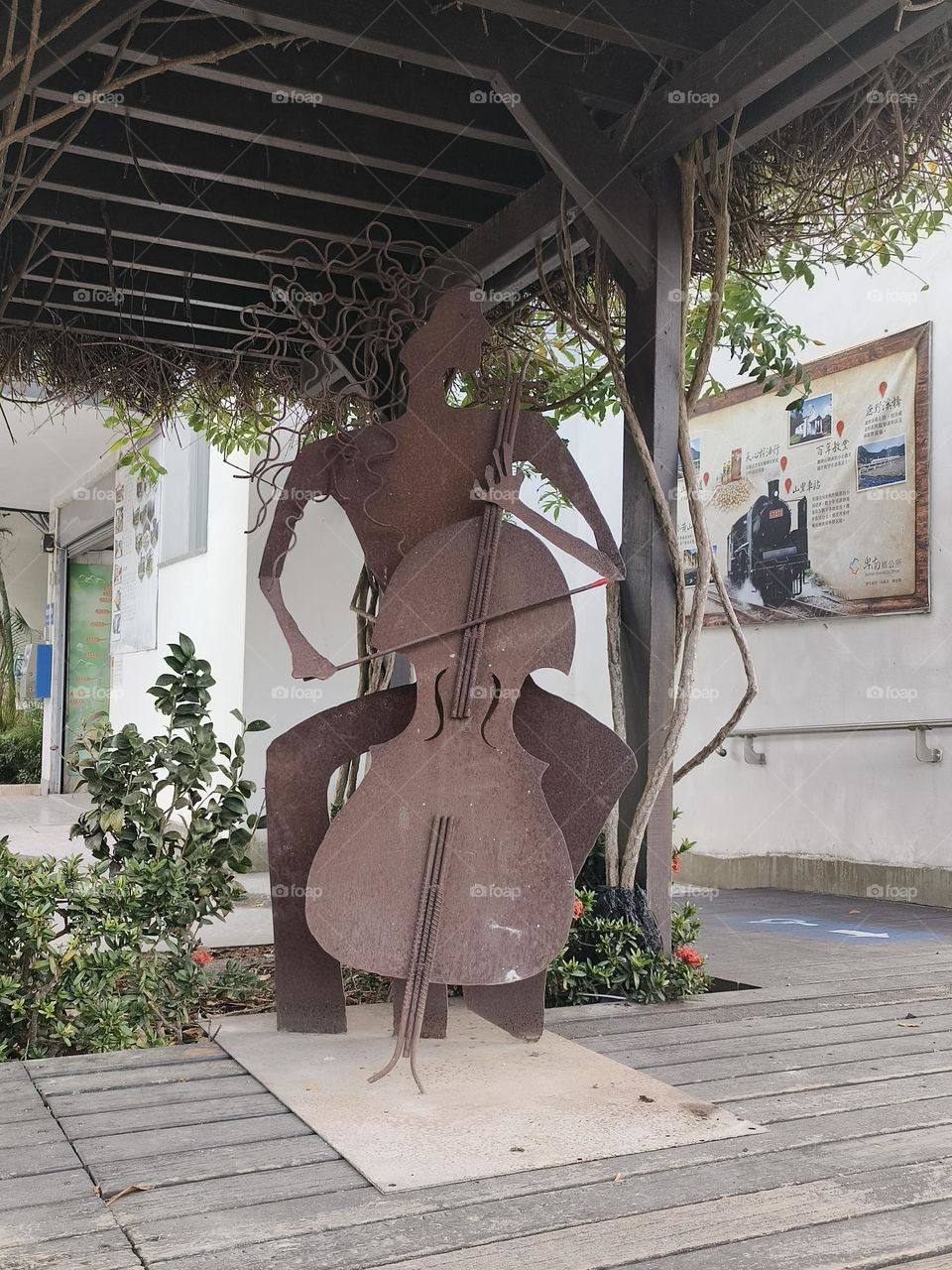 Shanli Railway Station, Beinan Township, Taitung County, cellist