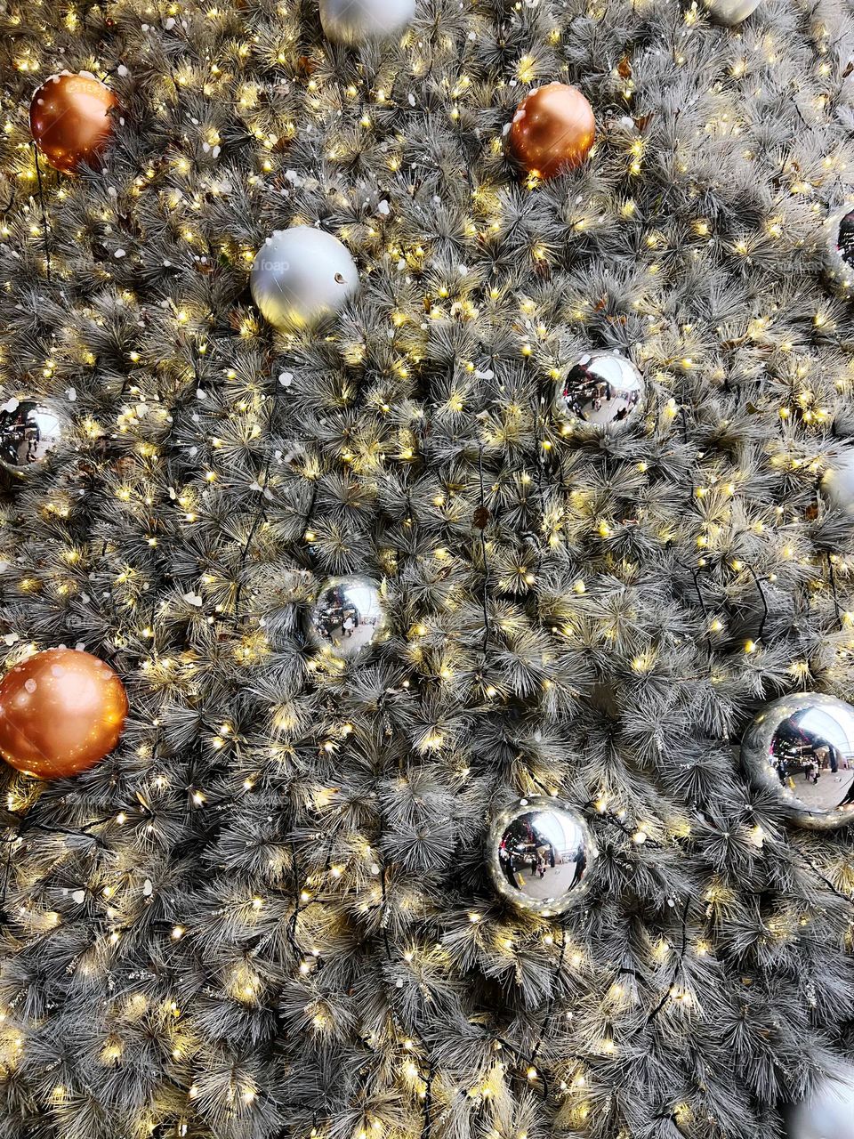 Xmas tree decos closeup