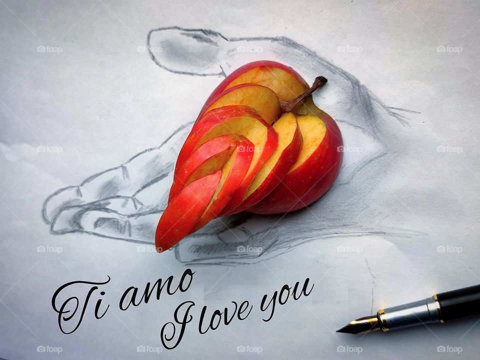 A black and white drawing of a hand, in which "lies" a red apple in the shape of a heart. Below are handwritten inscriptions in Italian and English: "I love you"
