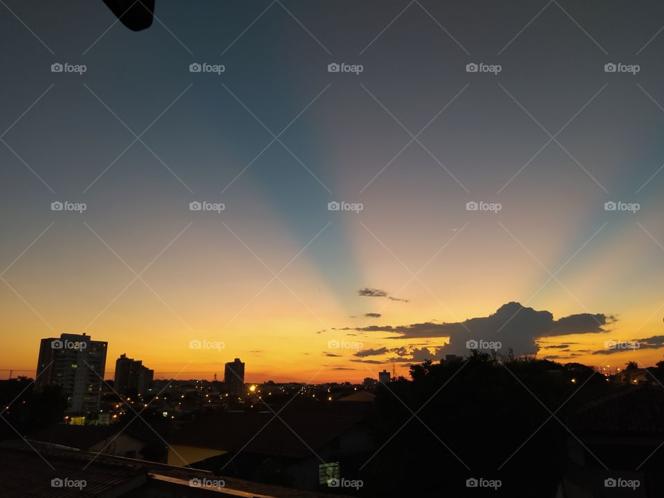 Por do sol bonito com raios de luzes no interior de São Paulo.