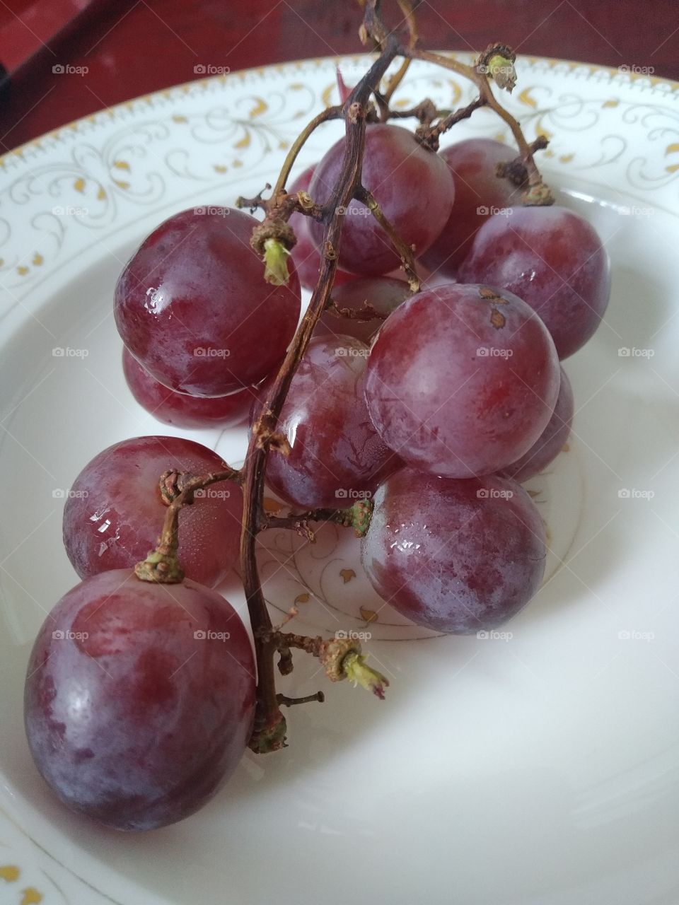 Grapes in white plate