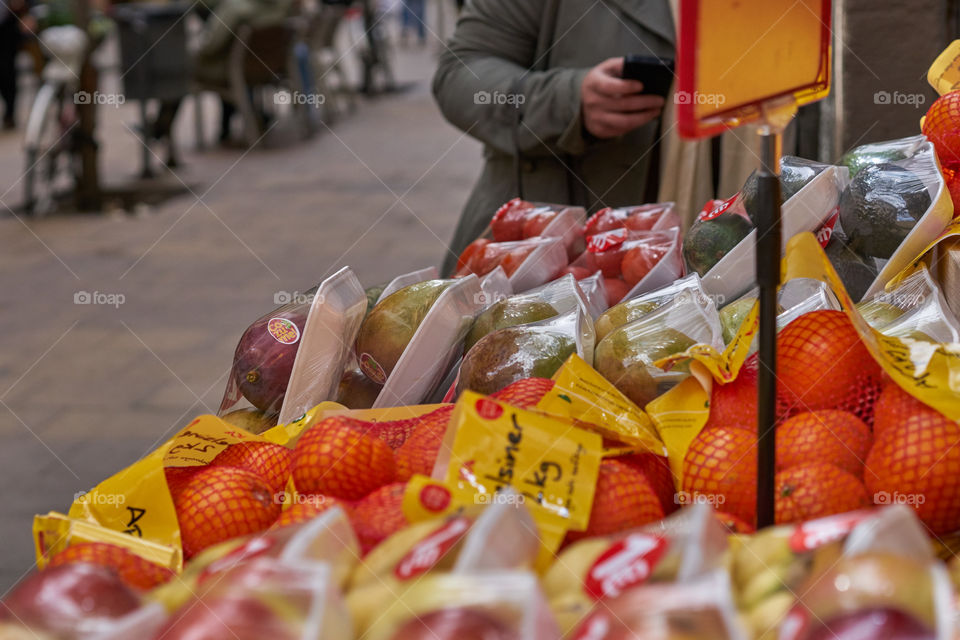 Puesto de fruta en las calles de Barcelona