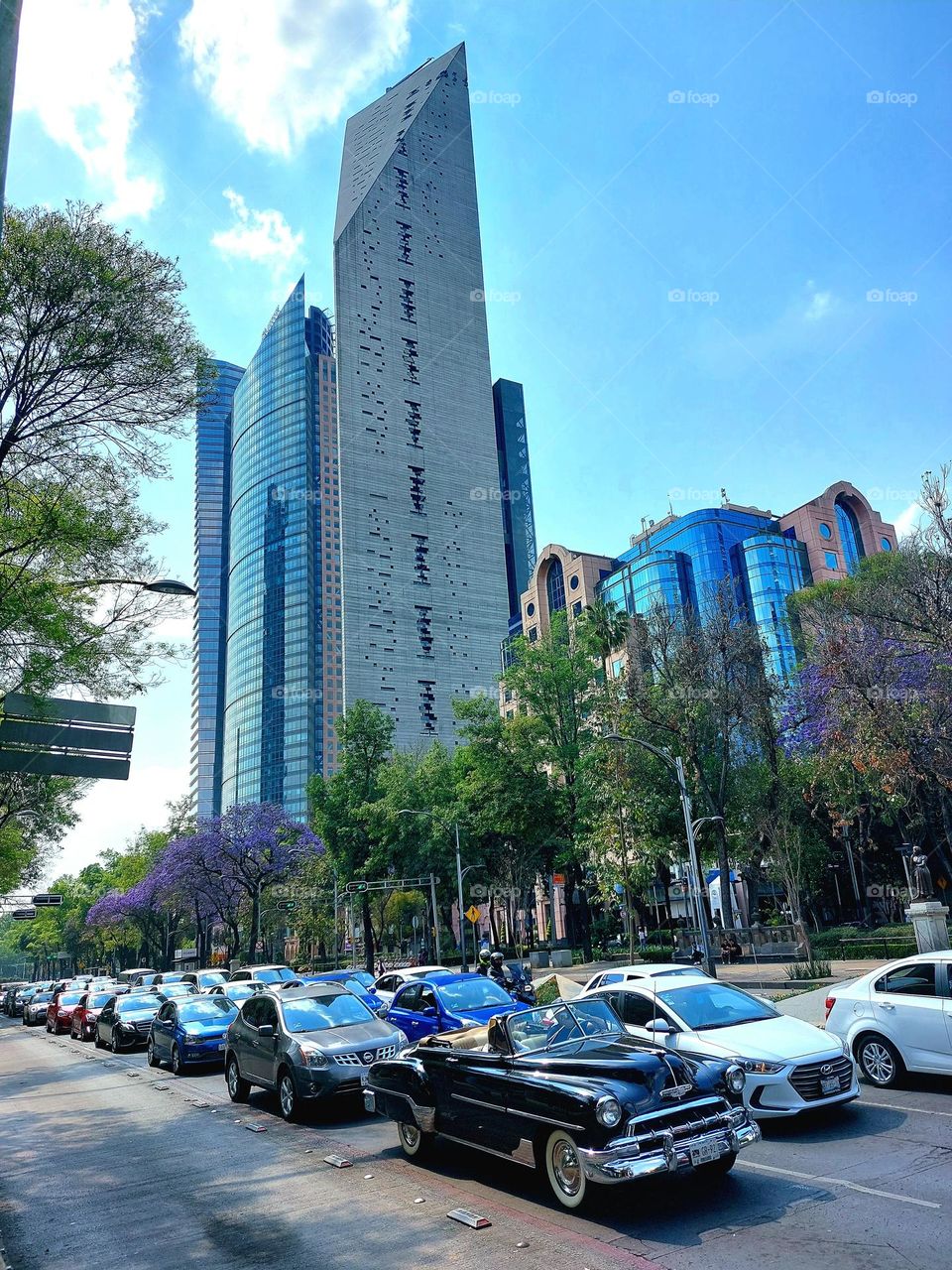 Paseo de la Reforma en ciudad de México.
alfondo edificios emblemáticos de esta misma.