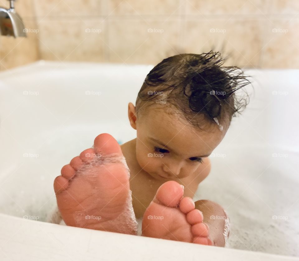 Bathtub baby toes 