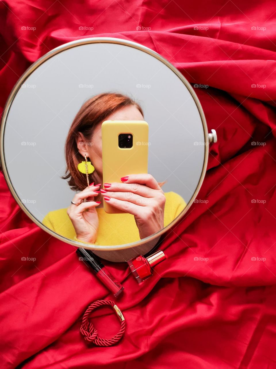 Selfie time, reflection in the mirror. Red and yellow my favourite colours. ❤️💛 Huawei mate 20 pro.