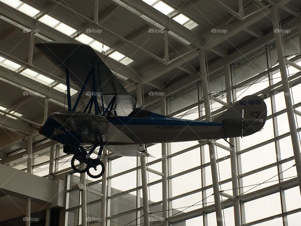 Hanging biplane 