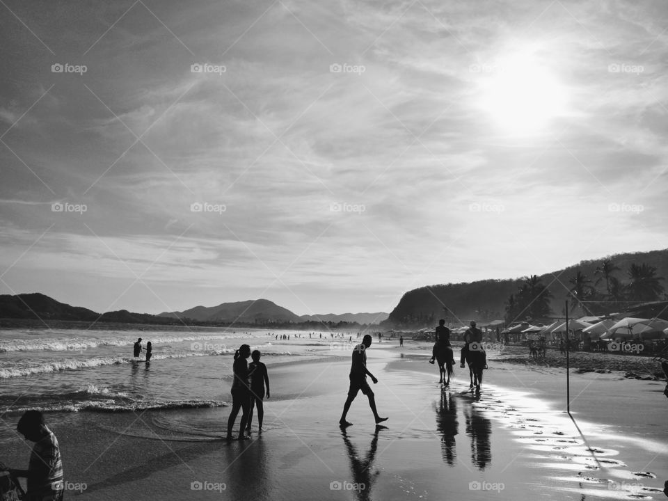 Un día en la playa de Manzanillo,Colima bajo una perspectiva de blanco y negro