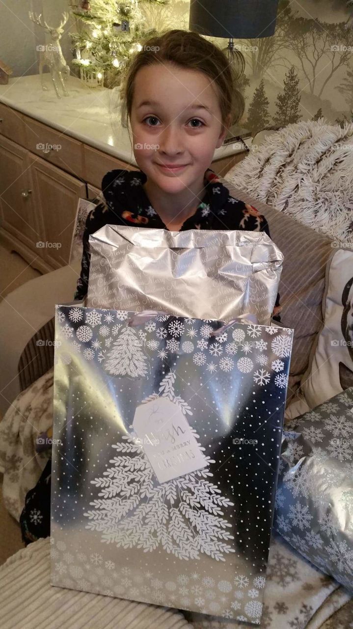 Un wrapping gifts at Christmas time