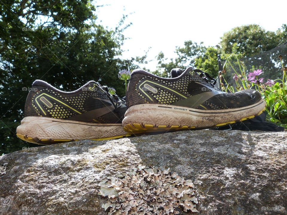 I don’t forget my favorite shoes to discover new race tracks during the holidays. This image shows my dirty running shoes on a rock after a running session.