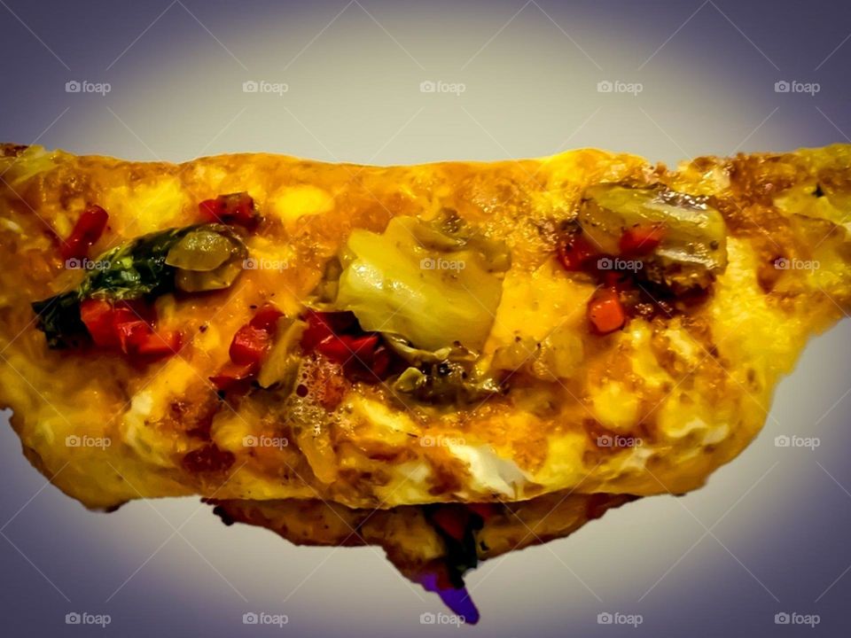 Grumpy, filthy, rude omelet.  But your destiny is already set: to satisfy my hunger 😄
Omelete rabugento, porcalhão e mal educado.  Mas seu destino já está definido: sacear minha fome 😄