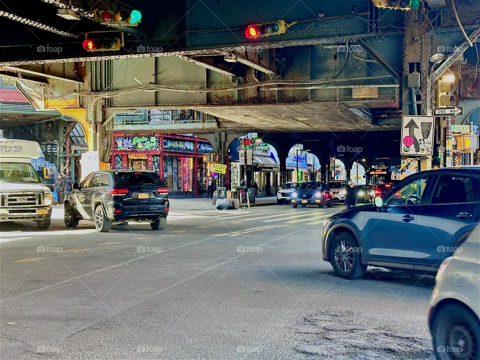 This is the intersection of „Myrtle Avenue“ and „Broadway“ in „Bushwick“, Brooklyn. The MTA „M train“ runs overhead into the city and then to LIC, Queens if need be. 2024. Hypnotic Productions
