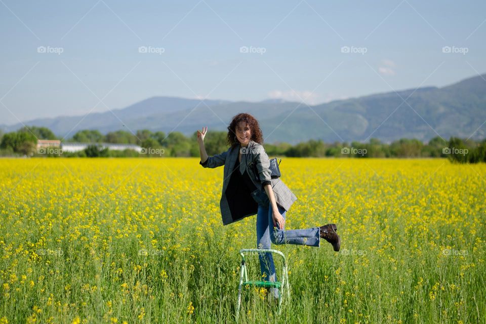 Fun Photoshoot in Rapeseed field