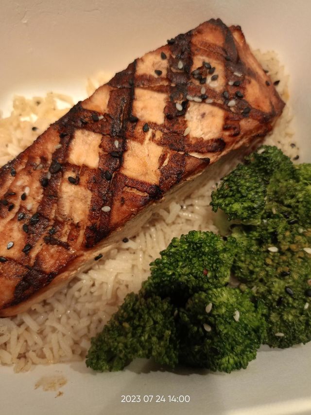 salmon fish with broccoli in brown rice
