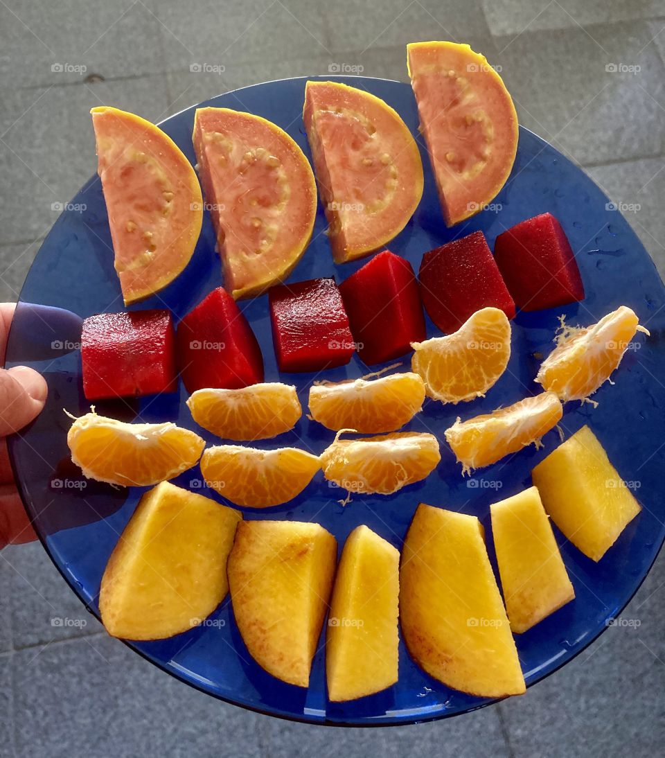 🇺🇸 What a delight: mandarin, plum, peach and guava: everything for healthy living!  Fat-free dinner with vitamins! / 🇧🇷Que delícia: tangerina, ameixa, pêssego e goiaba: tudo para uma vida saudável! Jantar sem gordura e com vitaminas!