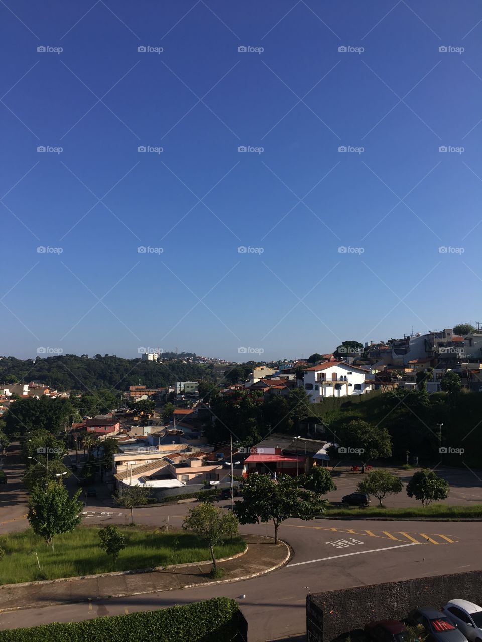 Vista do Jardim Pacaembu de cima da arquibancada do Estádio Jayme Cintra (Jundiaí - SP). Céu totalmente azul. 