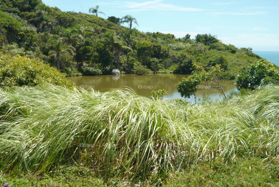 lago sobre o mar