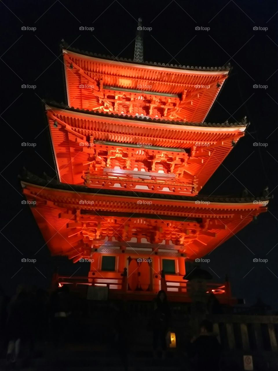 my favorite temple!
people enjoy this bright color for hundreds years in Kyoto, Japan. when i close my eyes, still i can feel this bright red in the darkness.