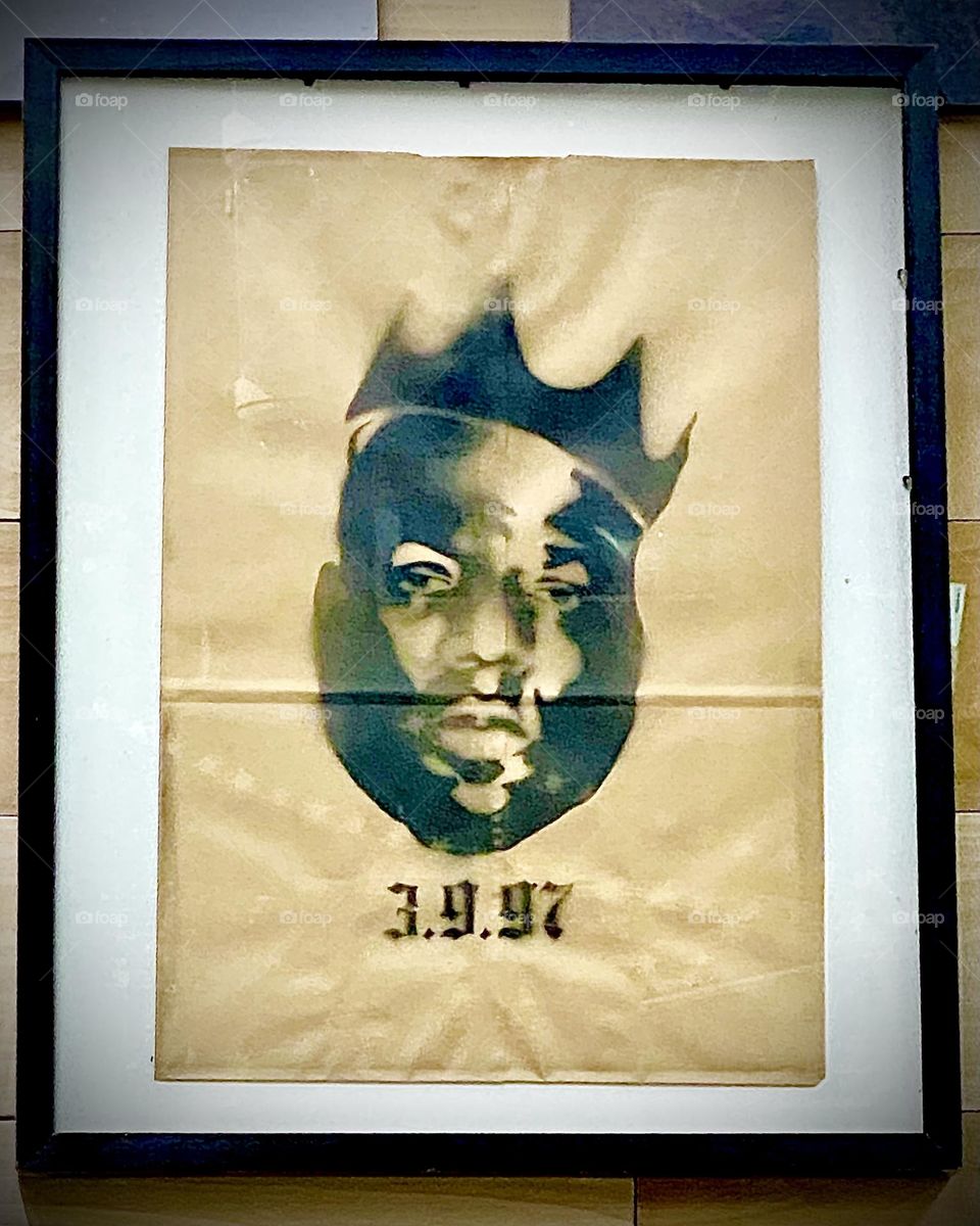 „Biggie‘s“ portrait w the crown is famous. Like the photo of Bolivian leader „Che Guevara“ it too received „Graphic Design“ treatments to optimize it for print on „T-Shirts“ or on cards. „3. 9. 97“ was the day he died. 2022. Hypnotic Productions