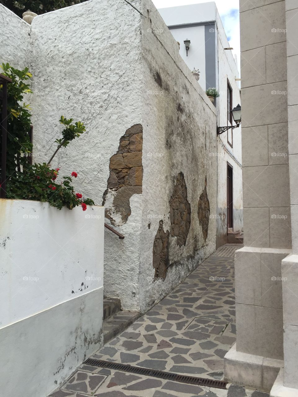 Narrow streets and vintage look in the narrow lanes of Vallehermoso on La Gomera