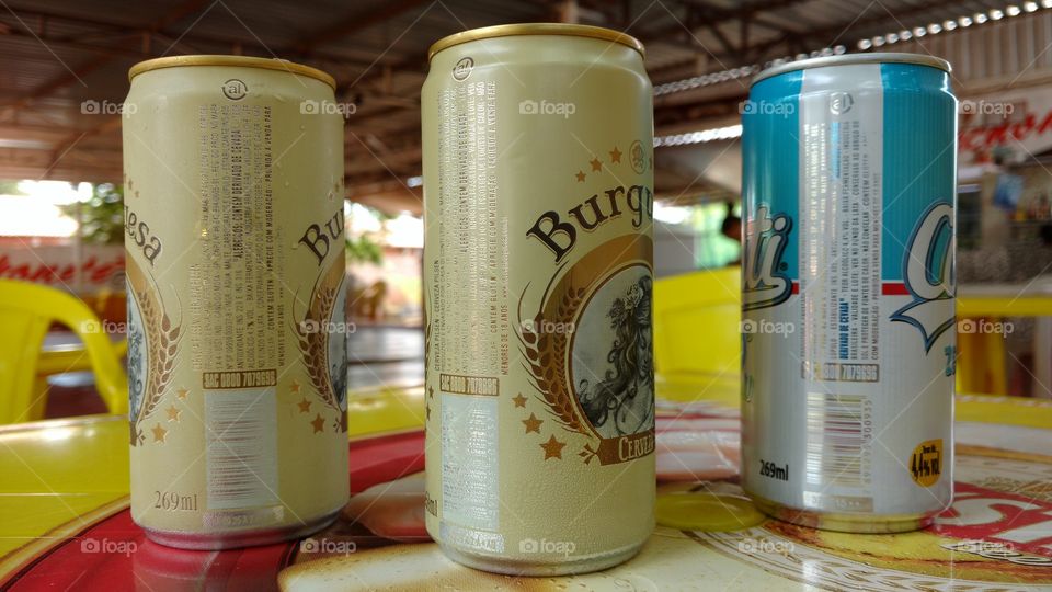 Latinhas de cervejas, marcas diferentes.