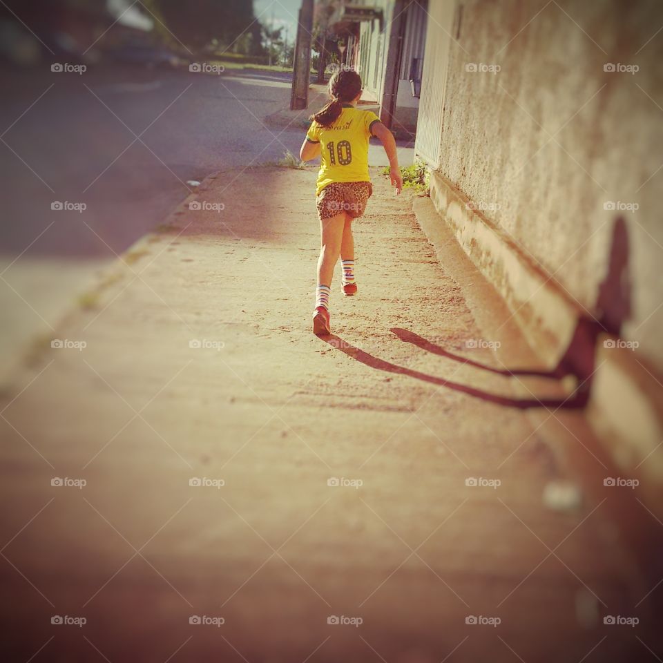 kid criança correndo