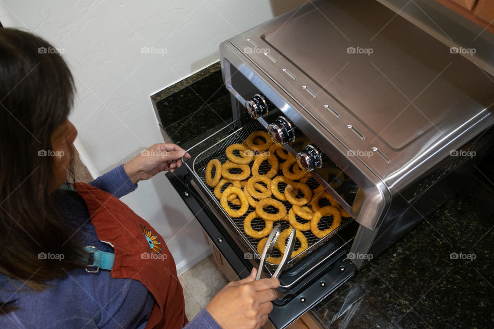 Onion rings to be air fried in the Toastmaster 