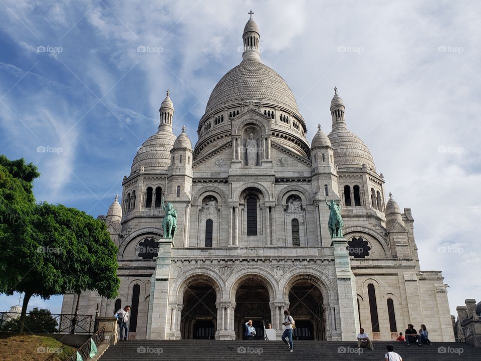 la hermosa iglesia del barrio bohemio de París