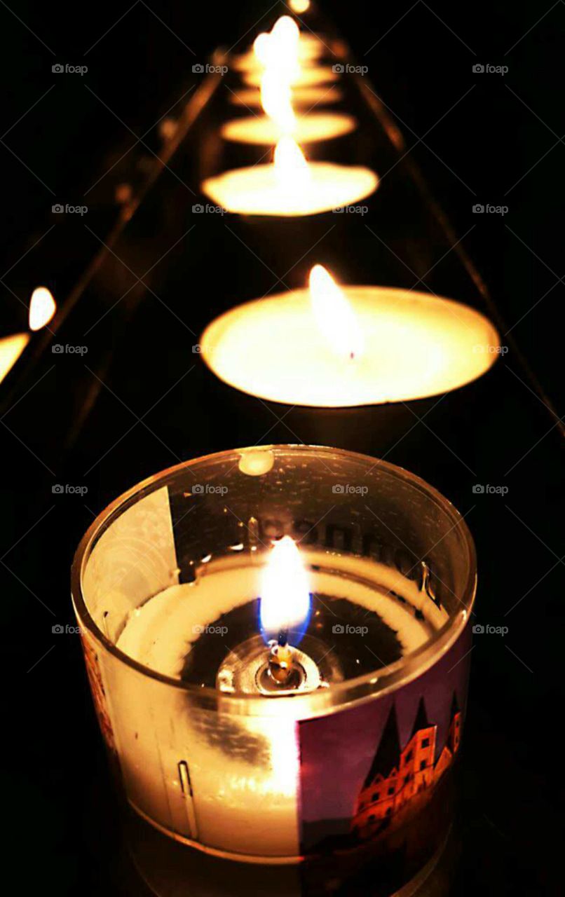 Teelichter Kerzen in der Kirche