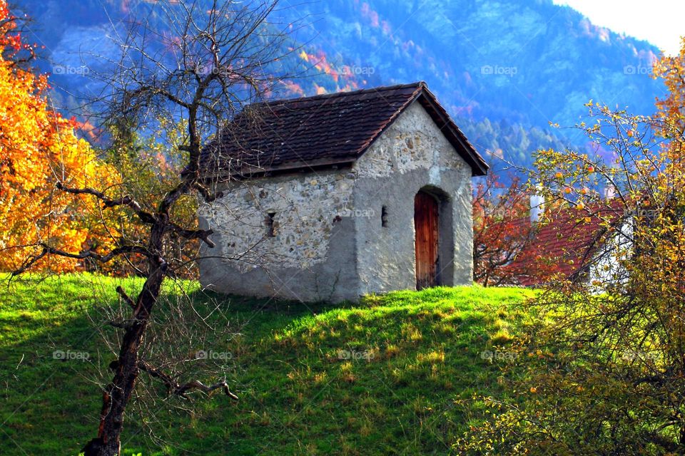 Kleines Haus auf Hügel